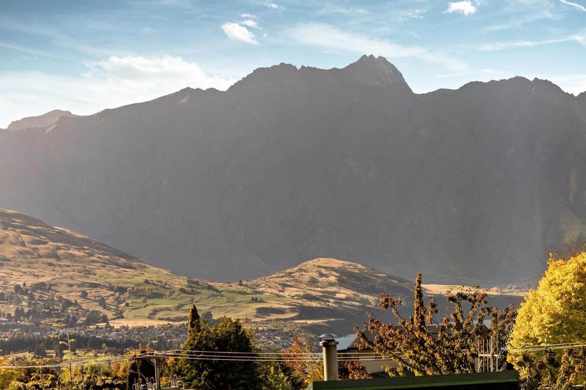 Distinctive Stylish And Spacious Family Home Queenstown Exterior foto